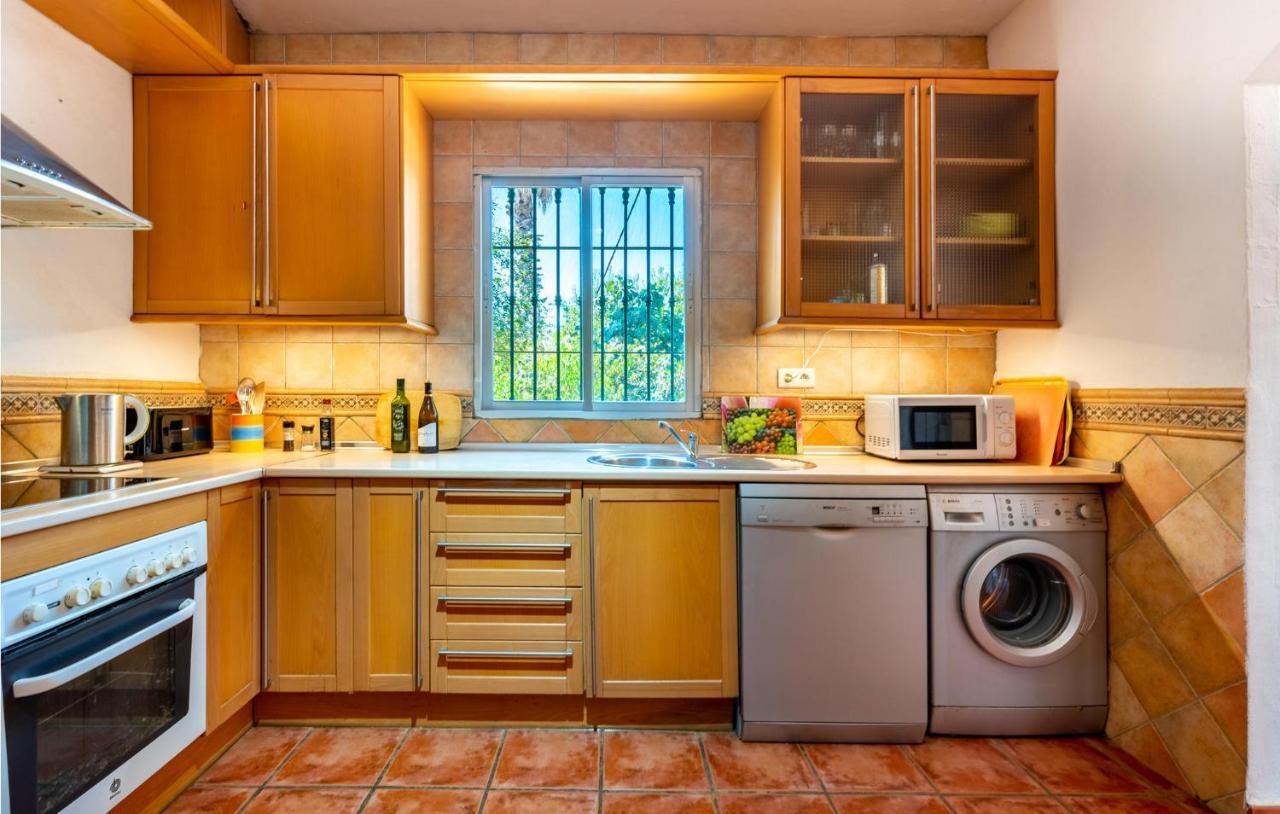 Pet Friendly Home In Iznate With Kitchen Málaga Eksteriør billede